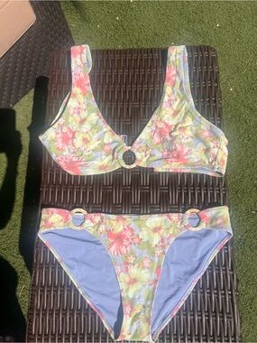 aerie Floral Bikini Set in Blue, Pink, Yellow.
XL top M. Bottom